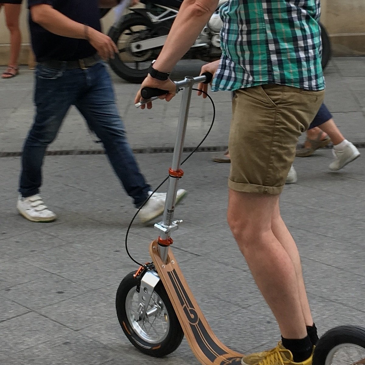man demonstrating the handbrake of the boardy scooter, showing safe and controlled urban riding.