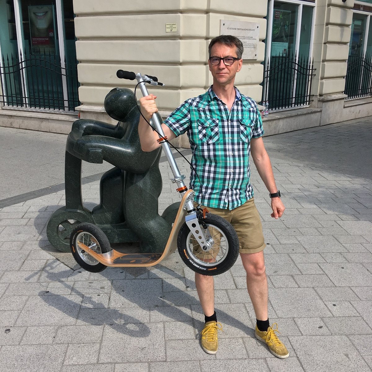 man lifting a lightweight boardy scooter, demonstrating its surprisingly low weight.