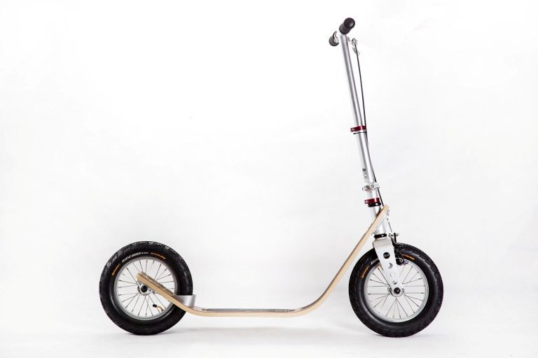 classic boardy scooter - profile view