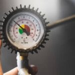 gauge shows 4bar, the optimal tire pressure for Boardy scooters