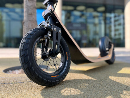 close-up front wheel + deck